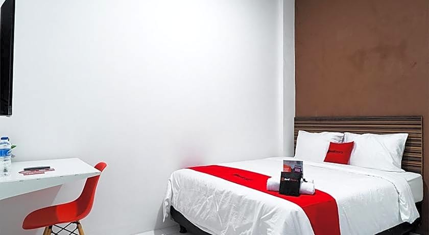 RedDoorz near Seasons City Mall