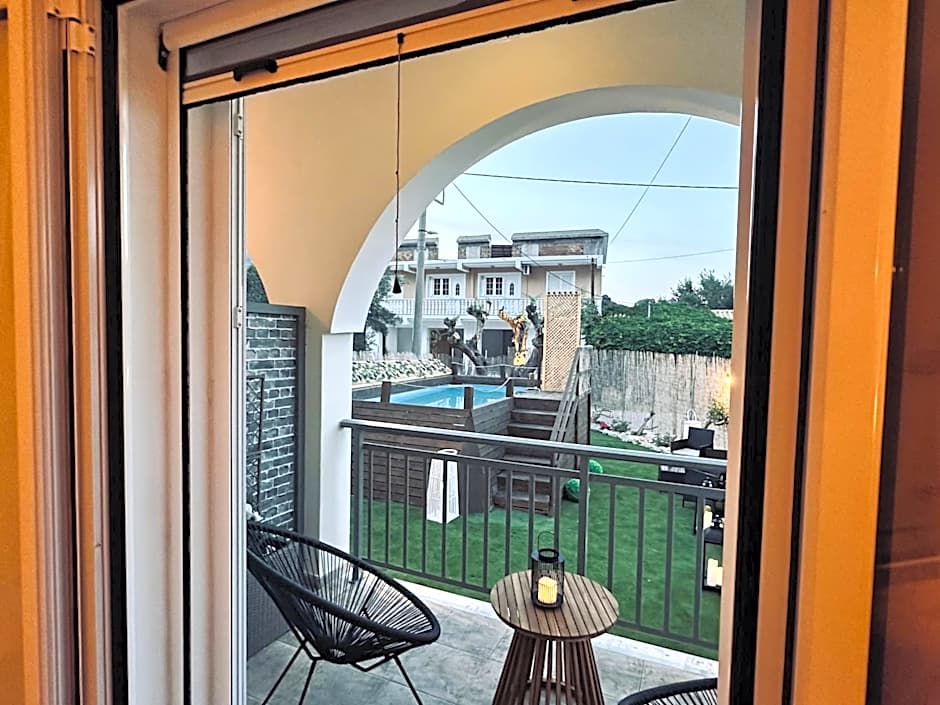 Royal Jelly Suites - Renovated Suites with Pool Just 5 Minutes walk from the Beach By Villa Mana Gers