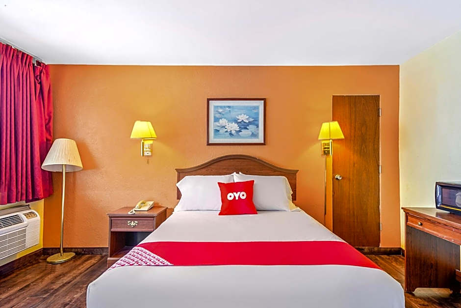 OYO Hotel Downtown Peoria IL I-74