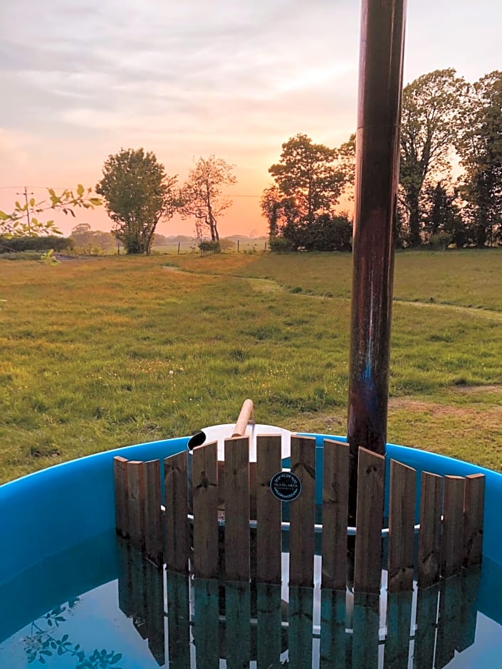 Somerleyton Meadows - The Hideaway Hut & Hot Tub