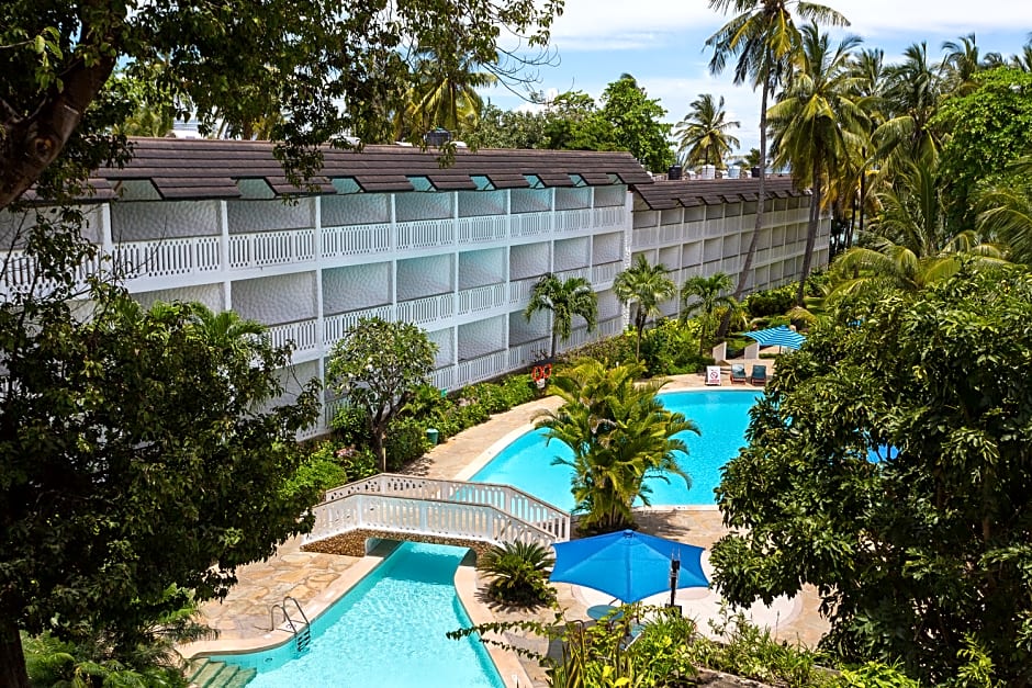 Travellers Beach Hotel & Club