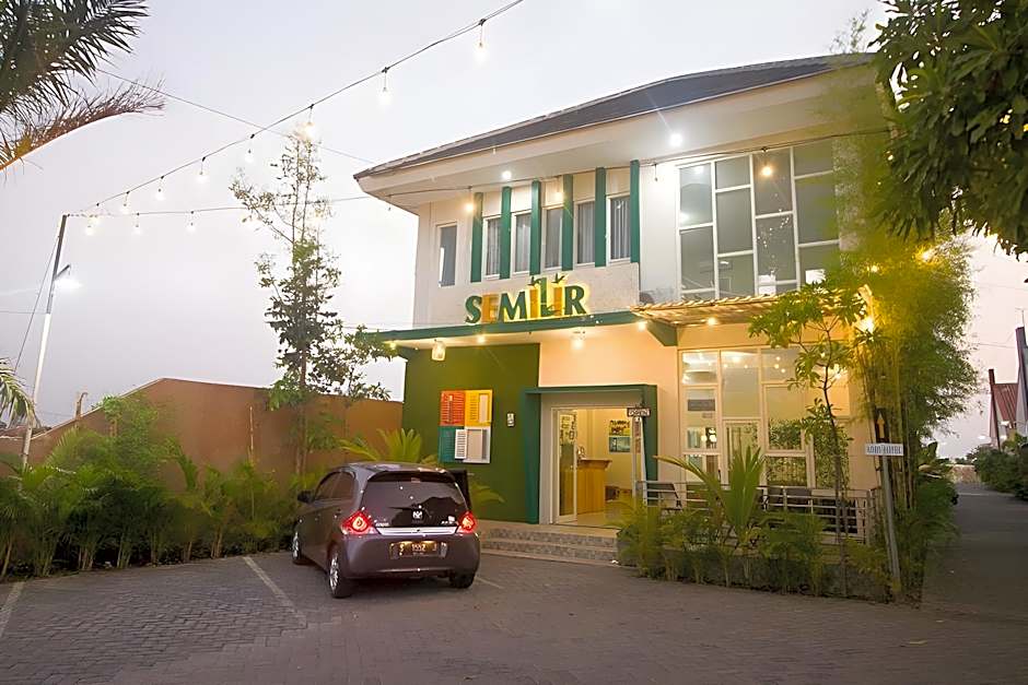 RedDoorz Plus Syariah near Alun Alun Sampang