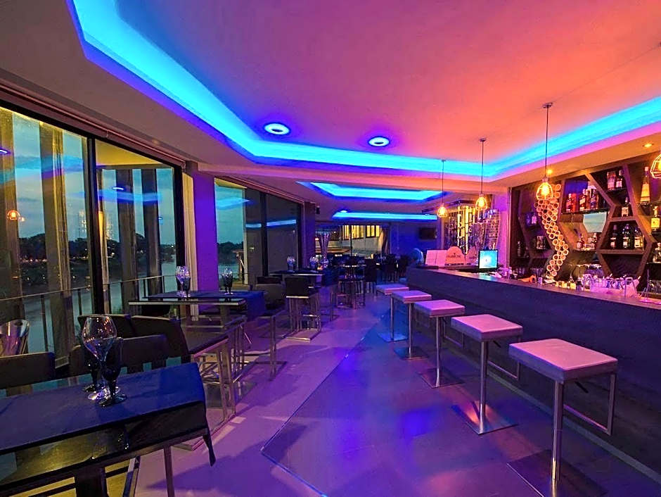 Dragon River Avenue Hotel