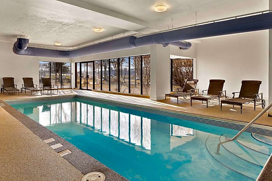 Hotel RL Cleveland Airport West