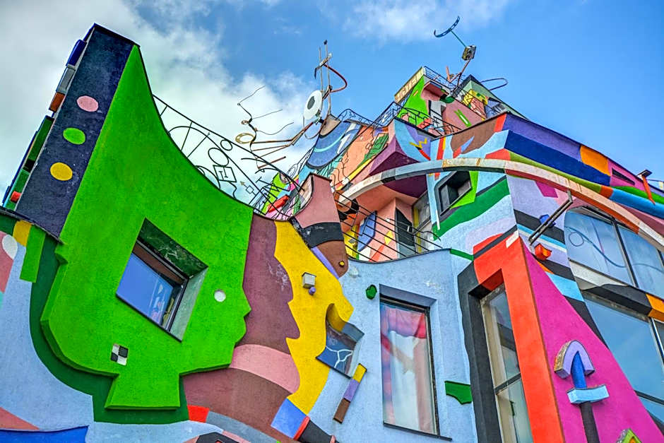 Hotel sebarozvoja s možnosťou získania poznania a inšpirujúcich prostriedkov na uplatňovanie vedomia, premenu seba a prostredia interiéru