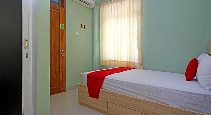 RedDoorz near Solo Balapan Station