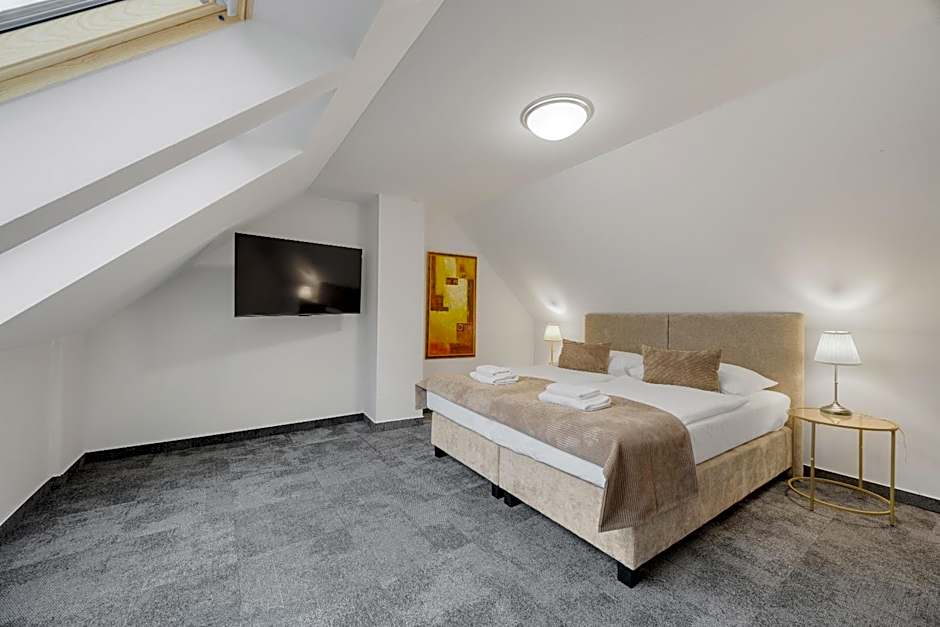 Hotel Reverie - Dependance, Check-in at Metropolitan Star