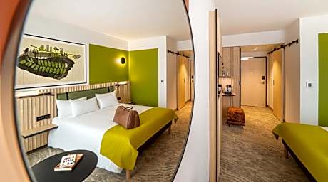 Superior Room - King Bed