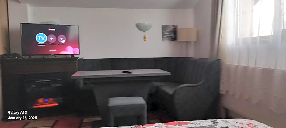 VillaWeb 9rooms - Long term business aparthotel 29 Euro per night per room, min 3months