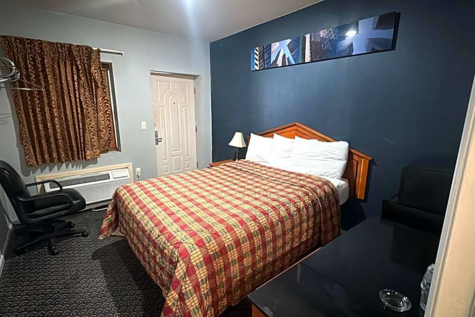 Photo 1 of 7 of 1 Queen Bed, Smoking