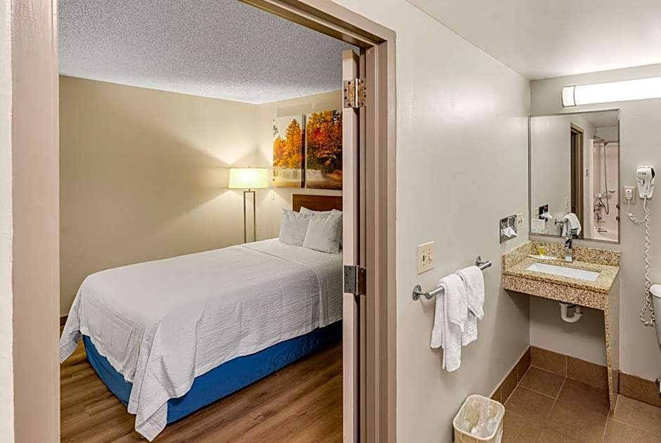 Photo 1 of 3 of 1 Queen Bed, Accessible