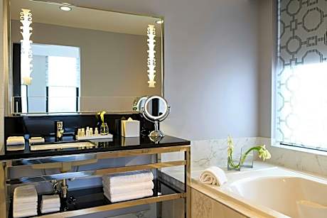 Concierge level, Executive Suite, 1 King, Sofa bed