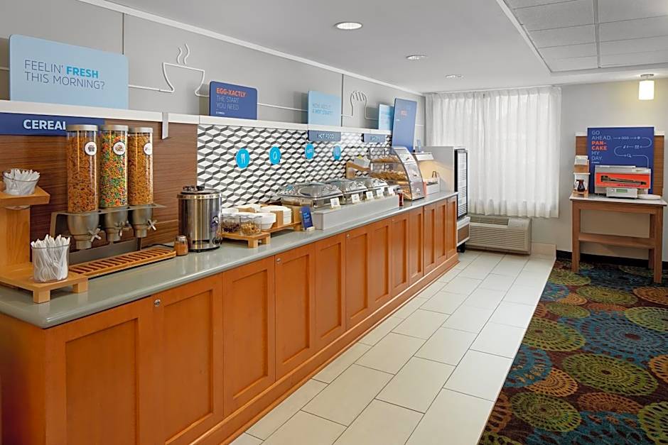 Holiday Inn Express Romulus / Detroit Airport By IHG