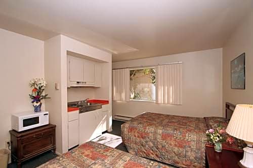 Monterey Fireside Lodge