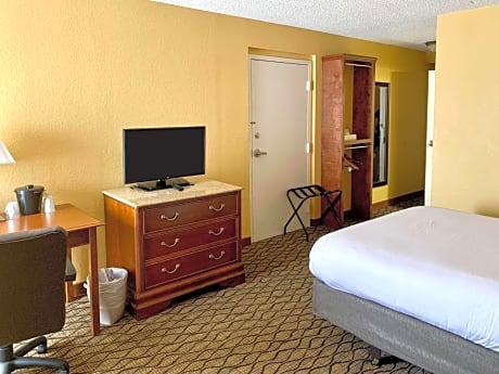Queen Room with Tub - Accessible/Non Smoking