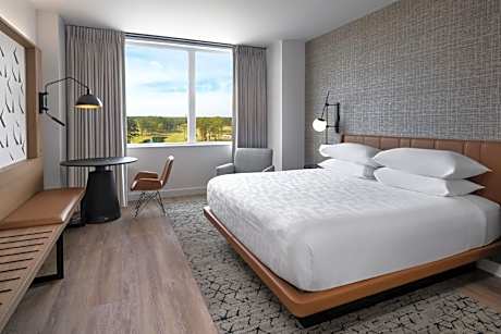 Club lounge access, Deluxe Guest room with 1 King, Golf view