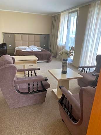 One-Bedroom Suite with Balcony (4 Adults)