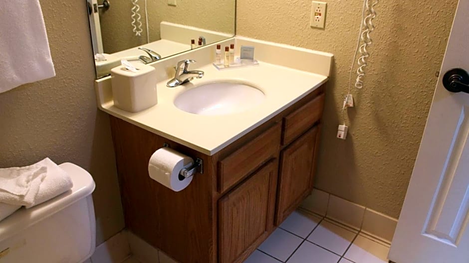 Hawthorn Suites Wichita East