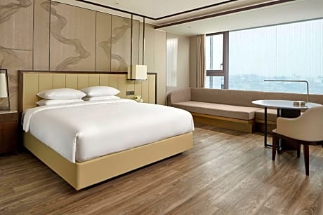 Premium Deluxe Guest Room with 1 King, City view