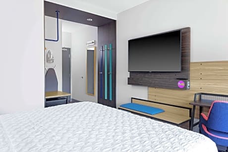 1 King Mobility/Hearing Access Roll In Shower