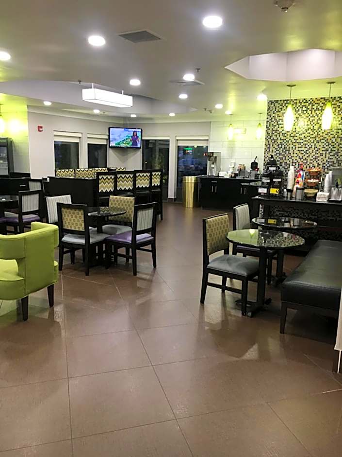 La Quinta Inn & Suites by Wyndham Louisville East