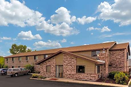 Super 8 by Wyndham Hartford WI
