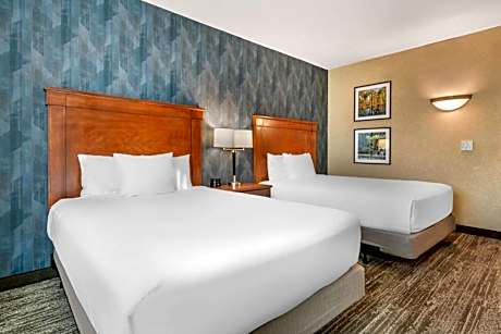 Queen Suite with Sofa Bed - Accessible, Tub