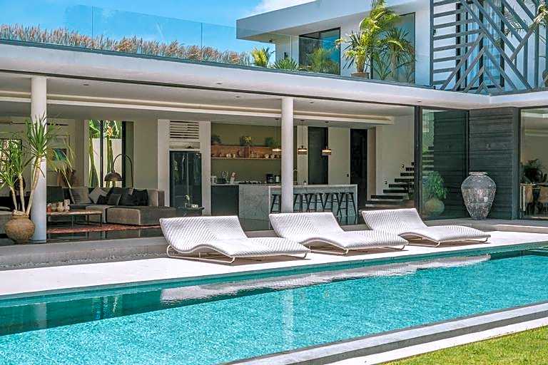 Villa Bull House: Amazing 6 Bedrooms Contemporary Villa in Seminyak