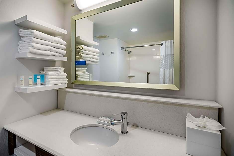 Foto 1 de 7 de 2 Queen Beds, Hearing/Mobility Accessible, Bathtub