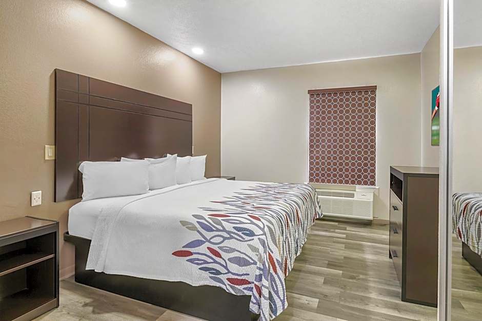 Red Roof Inn & Suites Clinton, MS