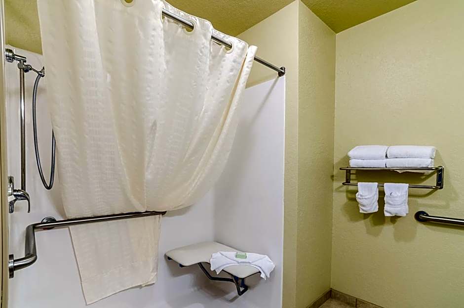 Cobblestone Inn & Suites - Cambridge