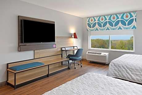 Queen Room with Two Queen Beds and Bath Tub - Mobility Accessible