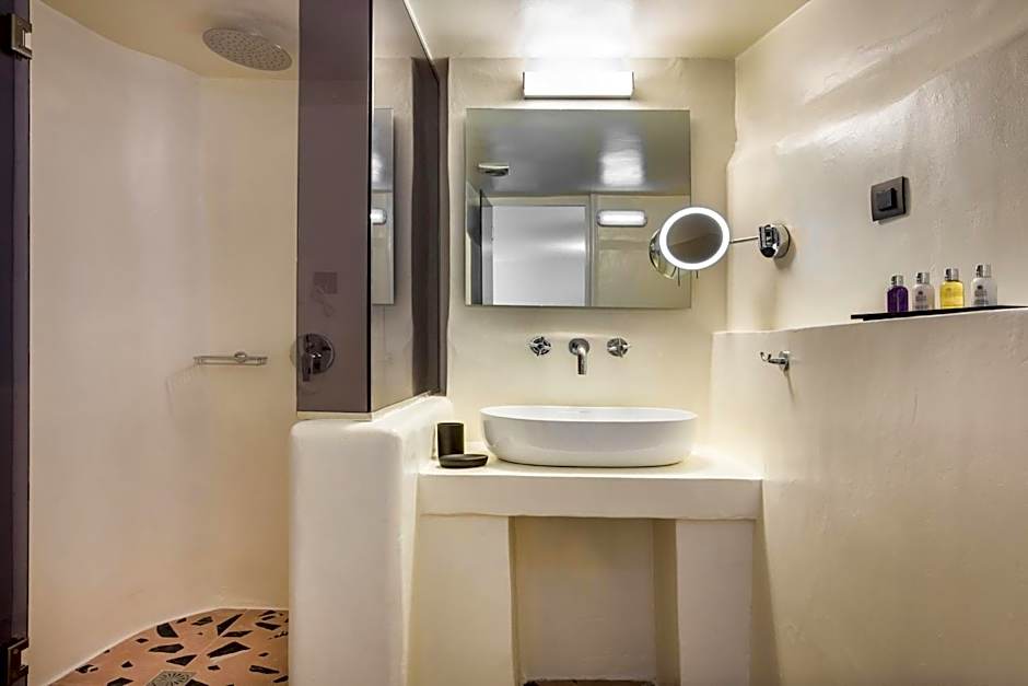 Sun Rocks Boutique Hotel - Caldera View Suites & Sunset Dining Experience