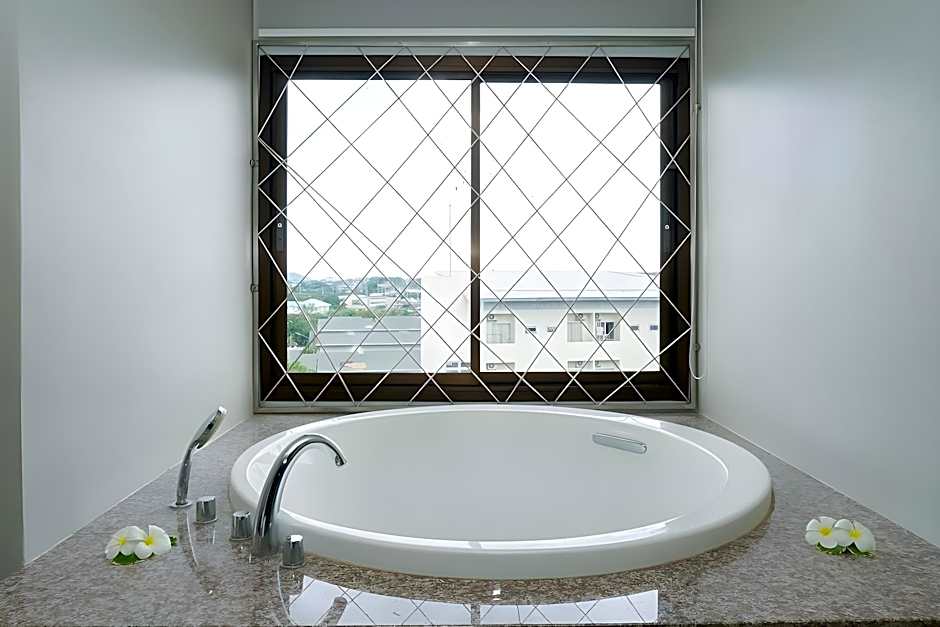 Recenta Suite Phuket Suanluang