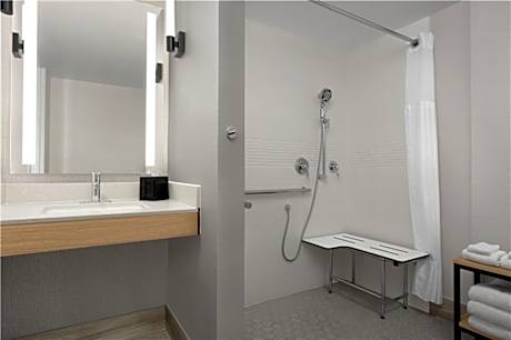 2 Queen Mobility Accessible W/Rollin Shower