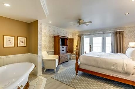 King Room with Balcony Lake View 5