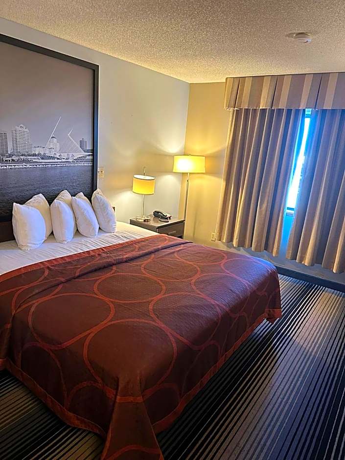 Super 8 by Wyndham Milwaukee Airport