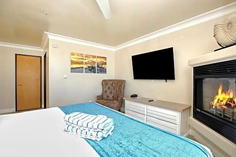 Deluxe King with Partial Ocean View