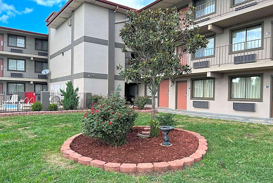 Days Inn & Suites by Wyndham Springfield on I-44