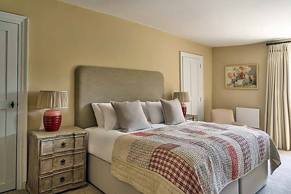 Photo 1 of 10 of Deluxe 1 King Bed