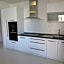 Martin City Stay - Elegant Apartment with Private Parking
