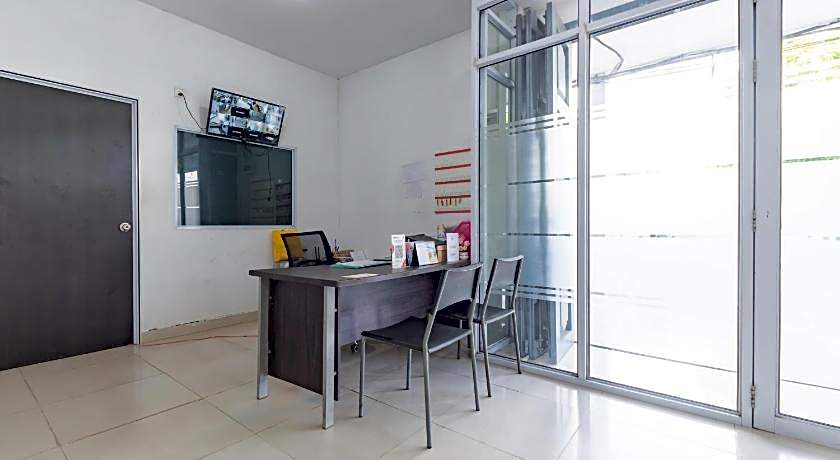 RedDoorz Plus near Kepri Mall