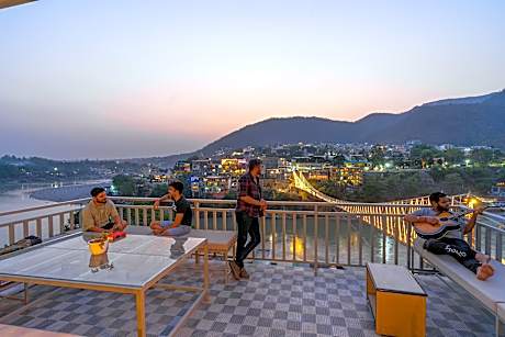 Madpackers Rishikesh Laxman Jhula