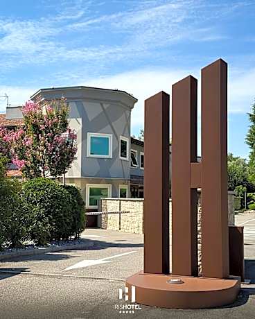 Iris Hotel