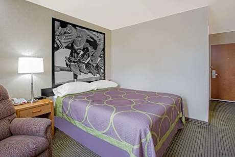 Queen Room - Non-Smoking