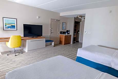 2 Queen Mobility Accessible W/ Bathtub