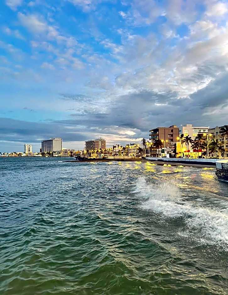 Suites Brisa Marina - atrás de Playa Regatas y el Malecón, 6 calles del Acuario