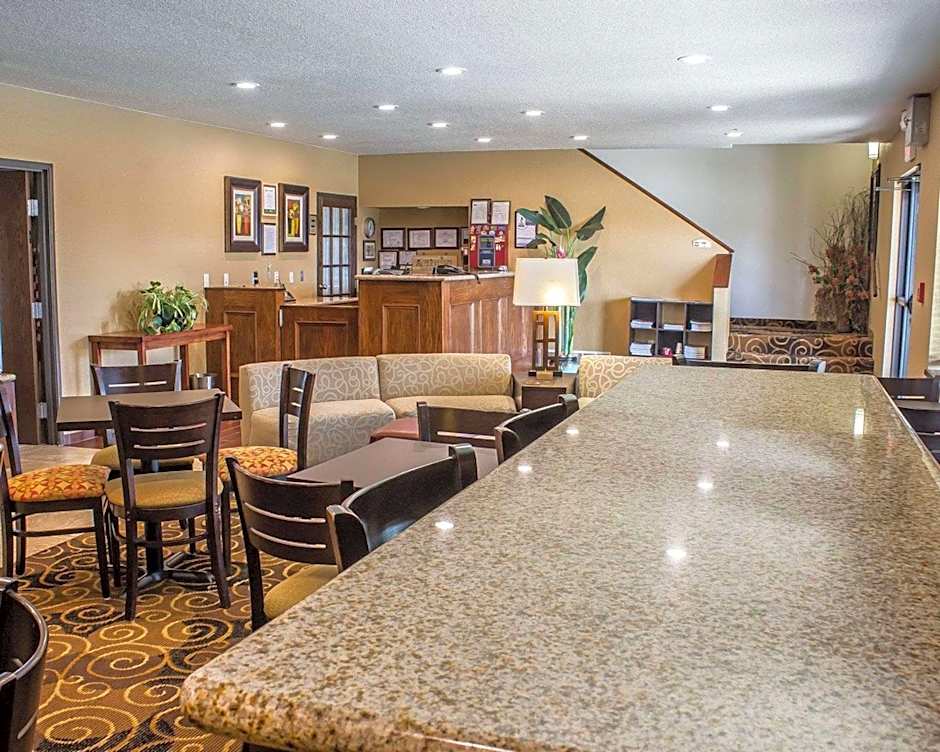 Rodeway Inn & Suites Near Okoboji Lake