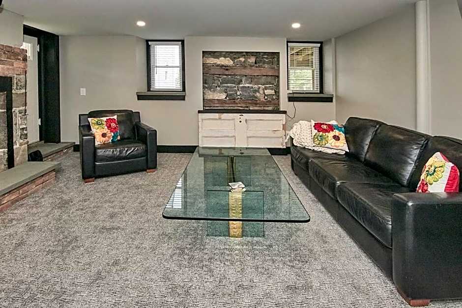 Craftsman Hideaway at the 1841 Farmhouse