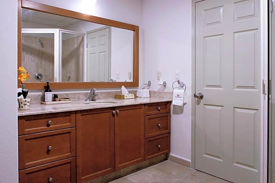 2 Bed 2 Bath, plus one den at Playa Royale Condo 3508, Free WIFI